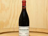 une bouteille de vin posée sur un tonneau