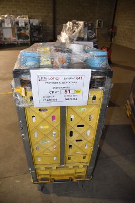 une étiquette au dos d'une palette sur laquelle est inscrit « lot réfrigéré - à expédier »