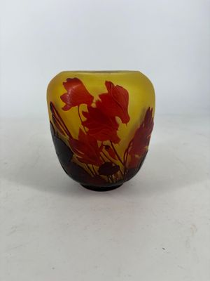 vase en verre jaune et rouge, orné de fleurs rouges sur un fond blanc
