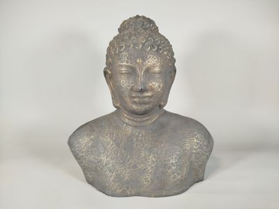 statue représentant une tête de Bouddha sur fond blanc, avec un fond blanc
