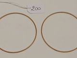 une paire de boucles d'oreilles en or sur fond blanc