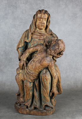 une statue en bois représentant une femme tenant un enfant sur ses genoux