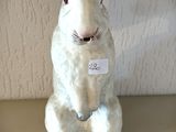 une figurine de lapin blanc avec une étiquette autour du cou