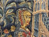 une image représentant un gros plan d'une tapisserie sur laquelle figure une femme