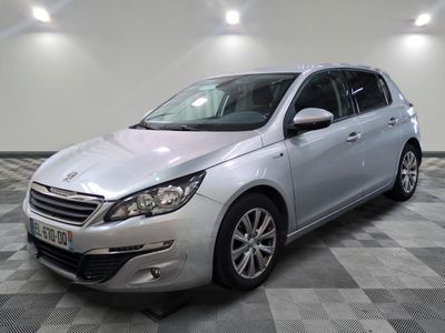 la voiture argentée est garée sur un sol en damier dans le garage