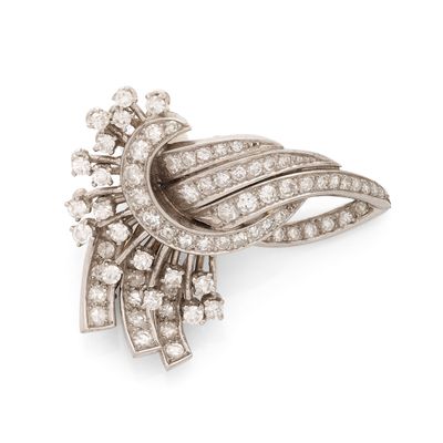 une broche en diamants et plaquée platine, signée Van Cleef