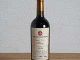 une bouteille de vin rouge posée sur une table en bois