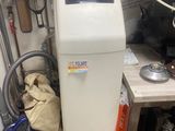 une photo d'un purificateur d'eau dans un garage