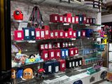un magasin où de nombreux articles sont exposés