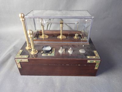 une petite boîte en bois avec une horloge à l'intérieur