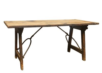 une vieille table en bois avec des pieds en fer, sur fond blanc