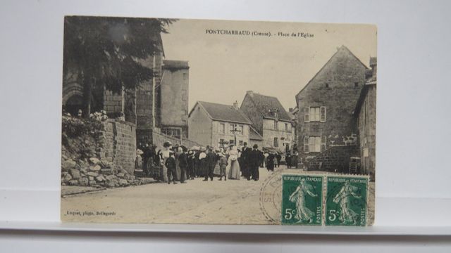 Pontcharraud : Place de l’Église (Sortie de messe). TBE.