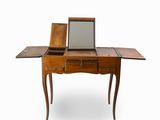 une petite table en bois sur laquelle se trouve un miroir