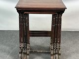 une table d'appoint ancienne en bois, à trois pieds et dotée d'un plateau en bois