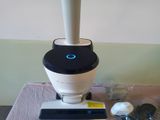 a microscope that is sitting on top of a table