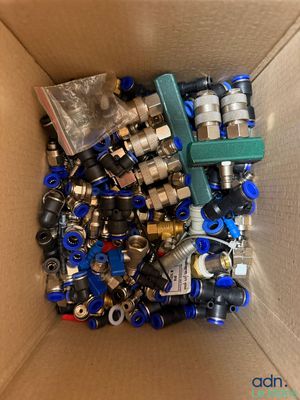 une boîte remplie de différents types de tuyaux et de raccords