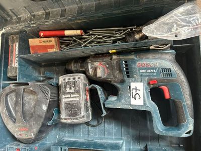 une boîte contenant des outils et un marteau
