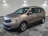 la voiture argentée est garée dans la pièce au sol en damier