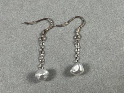Paire de boucles d'oreilles, la monture en argent (925/00), …