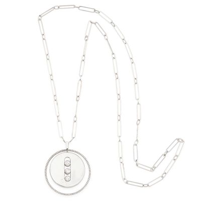 collier plaqué argent avec un pendentif circulaire et une longue chaîne