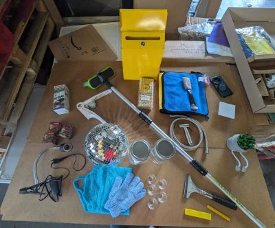 une table sur laquelle se trouvent de nombreux outils et fournitures
