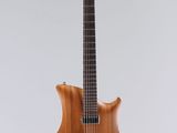 un gros plan d'une guitare en bois sur fond blanc