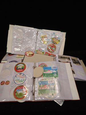 de nombreux produits alimentaires dans une boîte posée sur une table