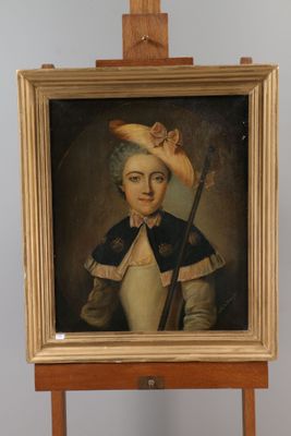 un vieux tableau représentant une femme coiffée d'un chapeau, posé sur un chevalet