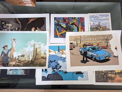 de nombreuses photos d'une voiture de police exposée dans une vitrine