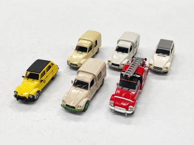 plusieurs petites voitures sont alignées sur une surface blanche