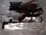 peinture abstraite représentant une personne assise sur un banc dans une pièce sombre