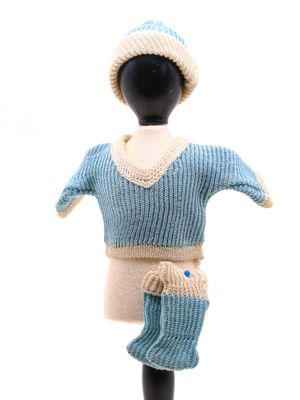 un mannequin vêtu d'un pull bleu et de mitaines