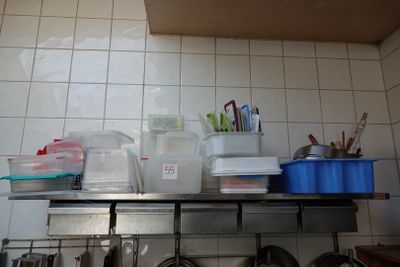 une étagère avec des casseroles et des poêles dans une cuisine