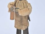 figurine représentant un homme en haut-de-forme et en manteau, tenant une bouteille