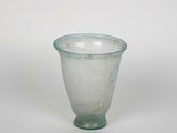 un verre posé sur une surface blanche