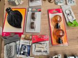 une table sur laquelle sont posés de nombreux objets