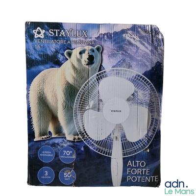 une photo d'un ours polaire debout à côté d'un ventilateur