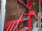 une photo d'un garage avec un établi rouge