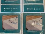 quatre boîtes de verrerie transparente posées sur une table en bois