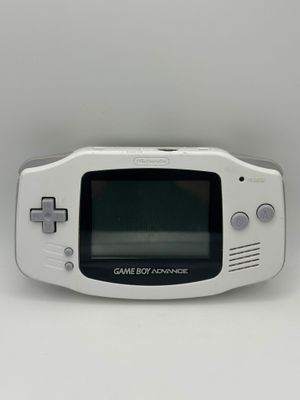 une image représentant une console Game Boy Advance blanche posée sur une surface blanche