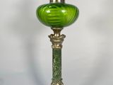 une photo d'une lampe de table en verre vert avec un pied doré