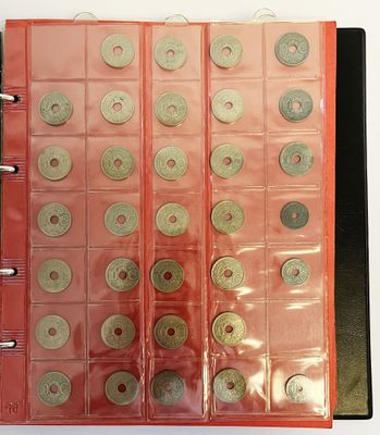 Albums de pièces à compléter.