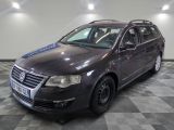 une photo d'une Volkswagen Passat grise garée dans un garage