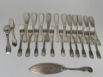 de nombreuses fourchettes et cuillères disposées sur la table
