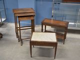 plusieurs tables et tabourets dans une pièce aux murs bleus