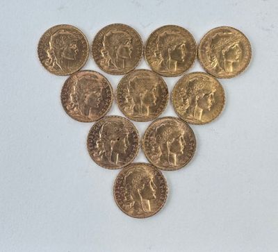 un tas de pièces d'or posé sur une surface blanche