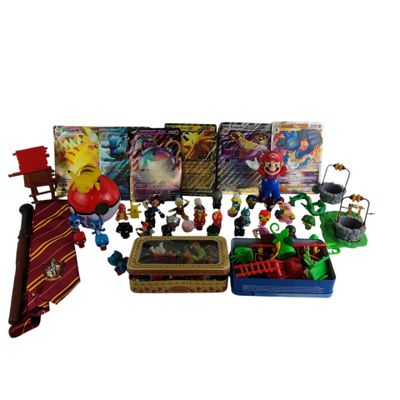 un grand nombre de jouets posés sur une table