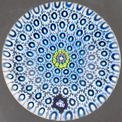 une plaque de verre ornée de motifs bleus et verts