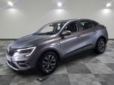 un SUV argenté garé dans une pièce au sol en damier
