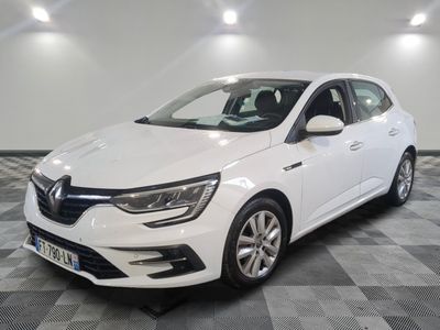 une voiture blanche est garée dans une pièce au sol à carreaux